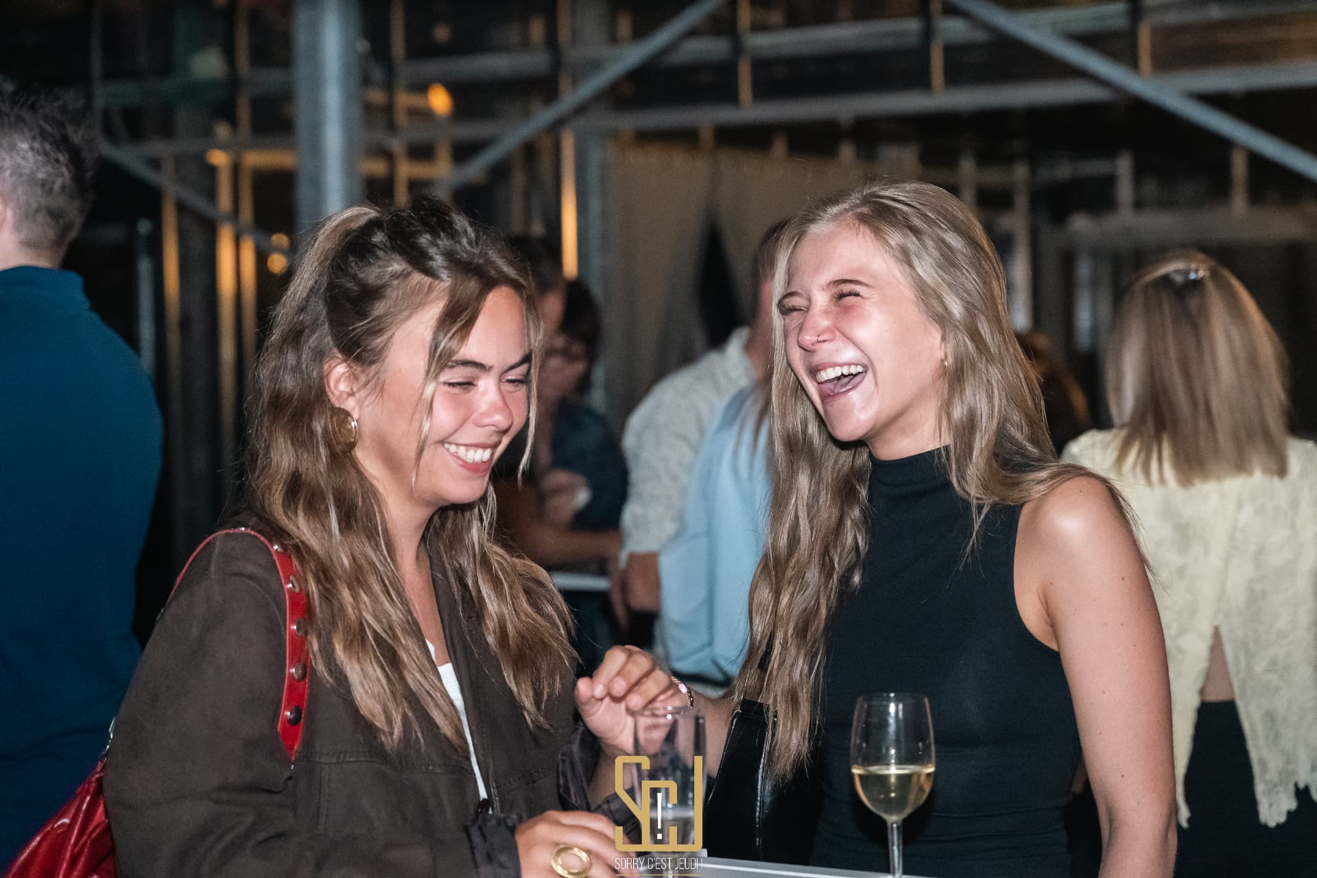 Amies qui éclatent de rire
