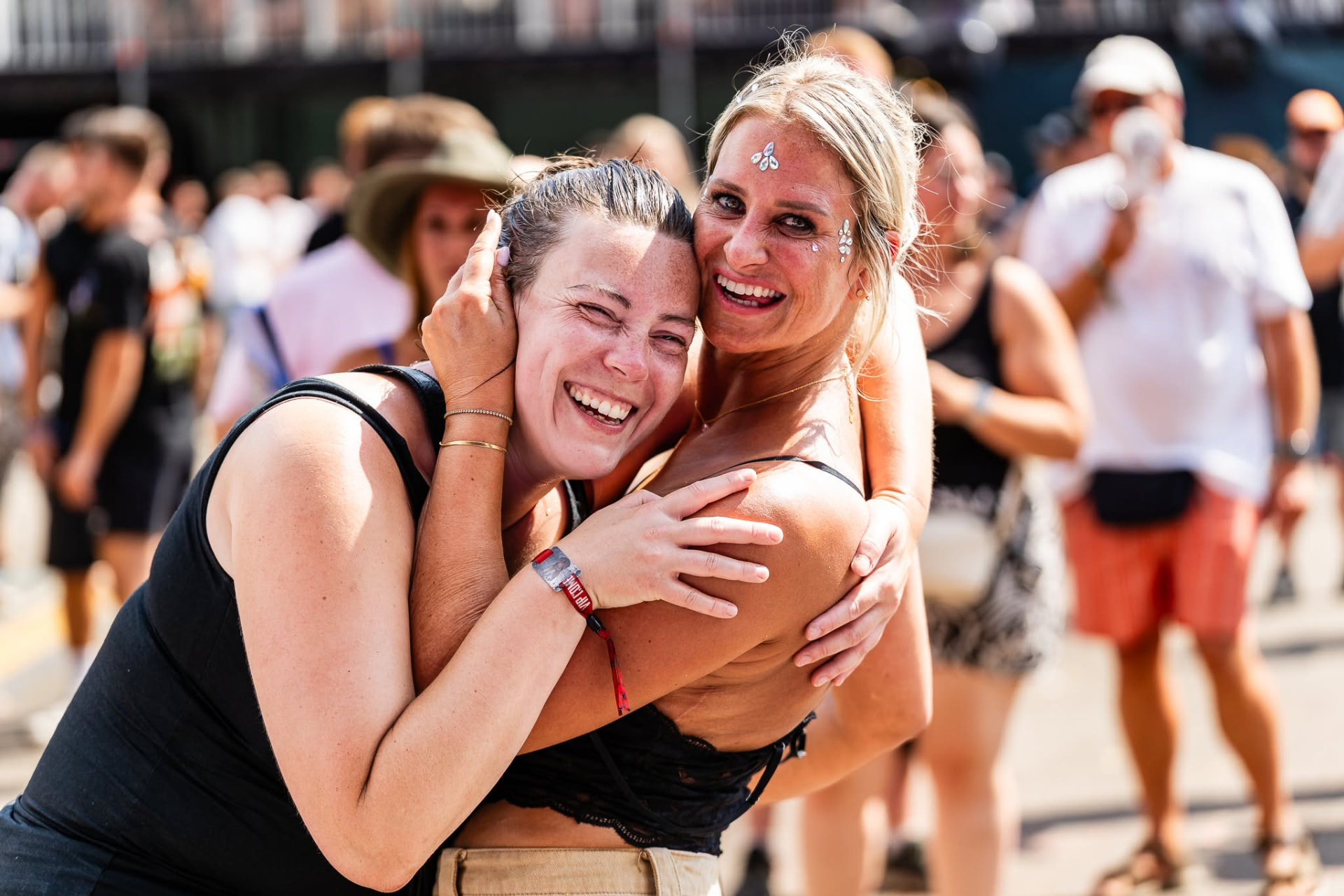 Deux amies qui s'enlacent