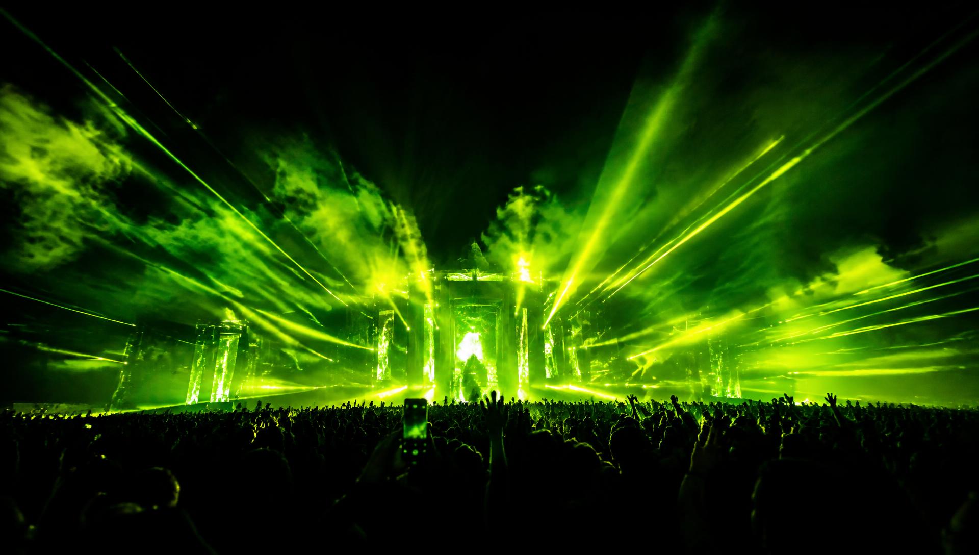 Foule de festivaliers sous les lasers